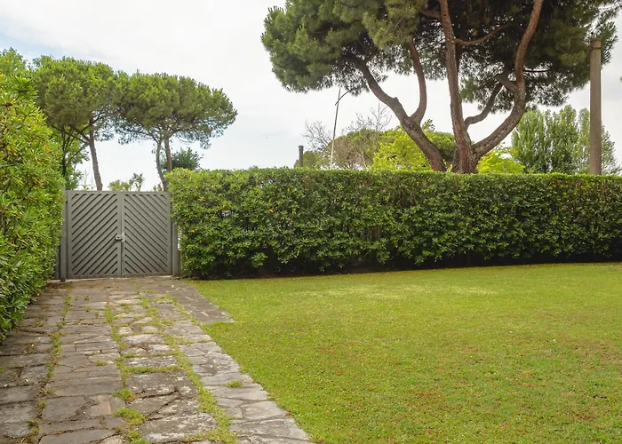 Lägenhet Con Giardino A 2 Passi Dal Mare Marina Di Carrara